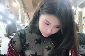 外卖小哥因长得太帅，经常遭到女客户的非分要求？图片