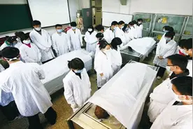 医学院那些解剖完的尸体，后来都怎么处理了？视频封面