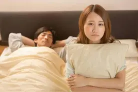 新婚第一天早上，妻子顶着红肿的眼睛在床边看着丈夫图片