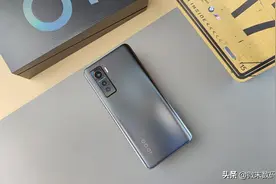 Vivo iQOO5系列发布，光学防抖是一个遗憾，且普通版充电只是单泵图片