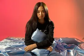 Jennie简单休闲风穿搭，软萌可爱，猫系女孩太让人心动了图片