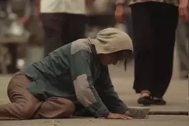 母亲丧失劳动能力，为供儿子上大学，竟沿街乞讨！催泪感人的电影图片