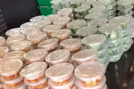 湖南一餐馆接到120份套餐订单，结果被套路饭菜摆满桌员工白忙活图片