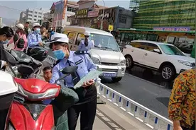 河北围场：公安交警大队强化违停治理规范停车秩序图片