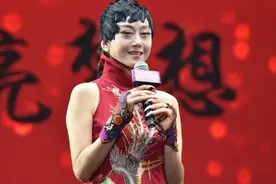 62岁杨丽萍不服老“羽毛”发型配长袍走民族风 鱼尾纹好明显图片