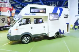 双排微卡改装的，AVAN250D房车配有巨大的户外双层床视频封面