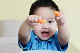 宝宝到了吃辅食的年龄后，早上起床先喂奶还是先喂饭？家长别弄错图片