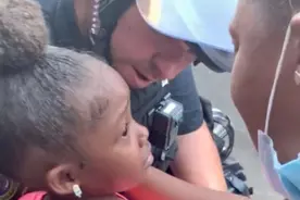 美国黑人小孩被吓哭问“你要开枪打我们吗”，白人警察搂住她安慰图片