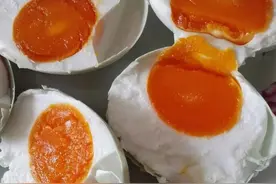 咸鸭蛋怎么做细腻沙软？卤料汤底是关键，按此方法，鲜美堪比蟹黄图片