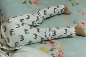 宝宝睡觉不老实，满床打滚扭来扭去是为何？说明你的养育存在问题图片