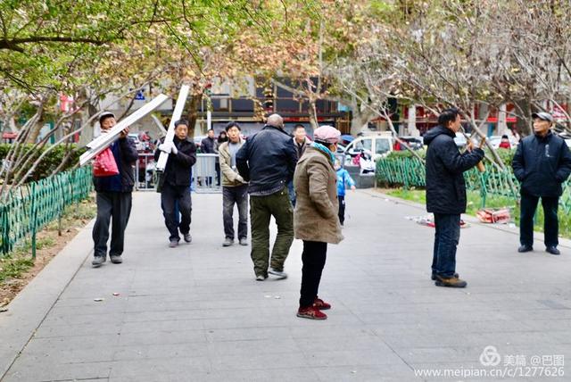 高手在民间，演出自娱自乐，洛阳周王城广场民间曲艺乐园