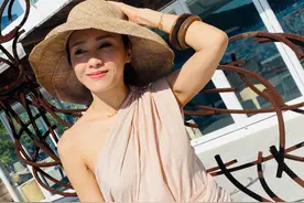 黎姿海边度假晒美照，奔五的年纪却仍不显老，脸上的梨涡更抢镜图片