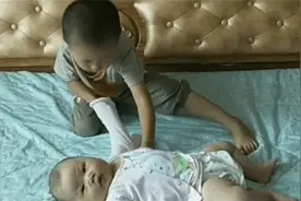 5岁儿子照顾妹妹，动作娴熟似亲妈，网友：全网混得最好的二胎图片