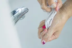 洗衣服时，是用洗衣液好还是洗衣粉好？快看你用对了没？图片