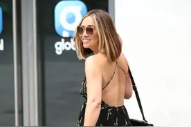 玛琳露背连衣裙凹造型，柯特妮T恤牛仔裤简单舒适｜欧美街拍图片