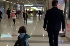 爸爸为防止女儿走丢放出“大招”，专业坑娃，网友：你是魔鬼吗？图片