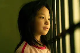 周迅首次公开“女儿”照片！6岁给章子怡作配，7岁惹哭半个朋友圈图片