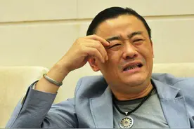 周立波豪宅意外曝光，奢华程度堪比宫殿，全套青花瓷餐具摆设盛宴图片