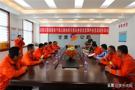 当大雨冲刷山坡导致塌方，交通阻断……图片