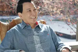 陈冠希爸爸正脸首曝光！一起拍大片比儿子还帅，老当益壮太年轻图片