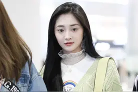 周洁琼机场一身淡绿色套装清爽可人，漂亮的小仙女真的太有气质了图片