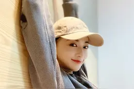 30岁吴谨言状态好棒，穿透气卫衣戴鸭舌帽，自拍照娇嫩成少女图片