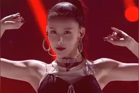 女明星跳舞翻车，意外秀了把大腿肌肉，网友：真壮实图片