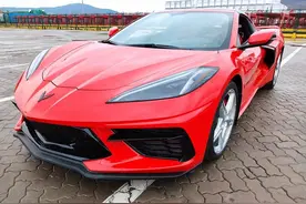 科尔维特C8到港，车标似五菱，搭载中置V8引擎，2.9秒破百图片