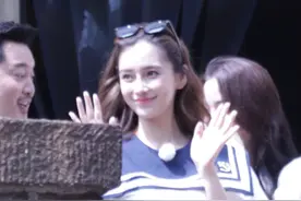 angelababy跑男路透生图，长卷发搭配水手服，发丝好像会飞一样图片