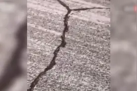 甘南县3·3级地震致路面开裂？民警辟谣：修路的印记视频封面
