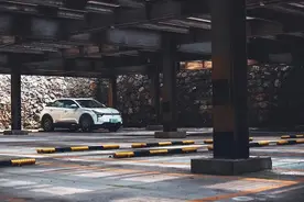 首试 | 哪吒不闹海，合众汽车 哪吒U图片