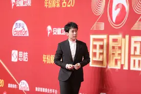 郭德纲穿羽绒服走红毯，听说郭麒麟要来才来的，网友：见面太难了图片