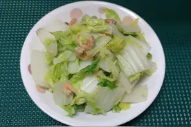 虾米炒白菜、葱花煎蛋、鲜香洋葱炒鸭柳，三道美味的下饭菜图片