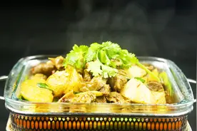 3斤牛腩+2斤萝卜，大厨做了一个重庆小火锅，一帮人吃得好开心