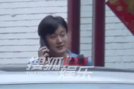 独家：佟大为工作后穿搭似少年！乘豪车吃饭状态轻松图片