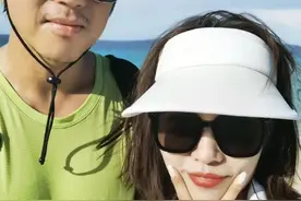 邓超三亚带孩子游玩被偶遇，热情与粉丝合照，等等又高又瘦超帅气图片
