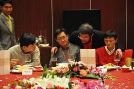左手压着马化腾、右手搭着马云，这位神秘大胡子，到底是啥来头？图片
