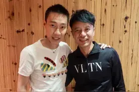 李宗伟现身直播，意外曝好友李克勤衰老模样，皮肤黢黑状态萎靡图片
