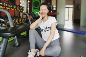 靠总裁不如靠墙，两种靠墙起倒立的方法，给自己信心和力量图片