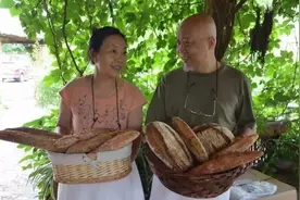 从央视退休后，这对133岁夫妻靠面包火到法国！网友慕了：这才是向往的生活啊图片