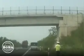 离谱司机：开车途中犯了“瘾”，竟在高速路上打麻将图片