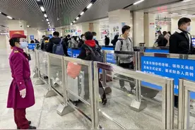 乘坐地铁请注意：进站请扫码，外地乘客提前备好健康码图片