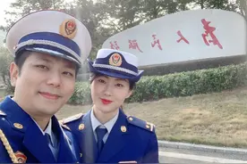 这年头，还有人穿情侣装吗？图片