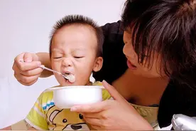 儿科医生直言，给宝宝添加辅食有三次机会，抓住一次，受益一生图片