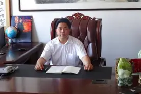 拿百万支票报恩：只因20年前一餐饭，只因大姐给他10元钱图片