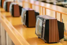 家庭里必不可少的电视逐渐被手机取代…图片