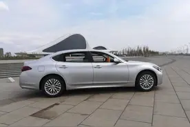 英菲尼迪Q70，曾经6缸自吸，现在4缸奔驰引擎，一手好牌打烂图片