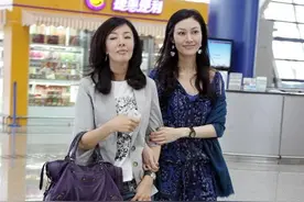李嘉欣罕见和亲姐走机场，姐姐一看就精明人，脖子上的大包更抢镜图片