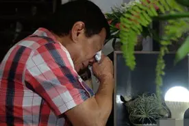 故事：我爸资助一名山区孩子读完大学, 孩子上门答谢, 爸妈泪如雨下图片