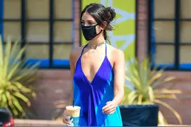甜茶女友外出买咖啡，蓝色连衣裤抢镜，网友：披一件麻袋都美图片